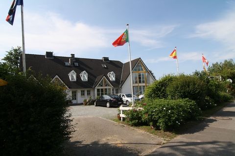 Luminoso e accogliente appartamento per vacanze in un bel condominio all'ingresso di St. Peter-Ording nel popolare quartiere di Ording. Lungo la spiaggia lunga più di 12 km e larga fino a 2 km si allineano quattro distretti: Bad, Böhl, Dorf e Ording,...