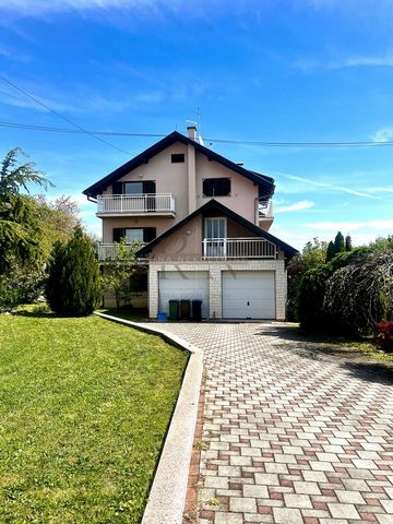 Location: Grad Zagreb, Gornja Dubrava, Granešina. ZAGREB – GORNJA DUBRAVA – GRANEŠINA Wir bieten Ihnen ein wunderschönes Haus mit drei Wohneinheiten in völliger Ruhe, umgeben von wunderschönen Häusern und Natur. Nur wenige Autominuten vom Trubel und ...