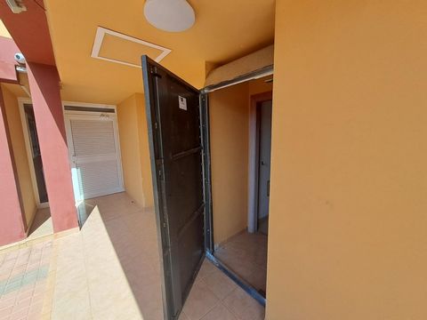 OPORTUNIDAD! En venta piso emplazado en la urbanización la caleta en la zona de parque holandés El piso constad e 2 dormitorios , 1 baño , salón , cocina independiente y terraza en la parte trasera . Incluye una plaza de parking incluida en el valor ...