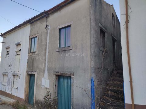 House located in Vila de Oleiros, 53 km away from the city of Castelo Branco via the N233. Quiet but very pleasant village, offering enormous natural beauty, as it faces the Zêzere River. There is some commerce available in this village, namely cafes...