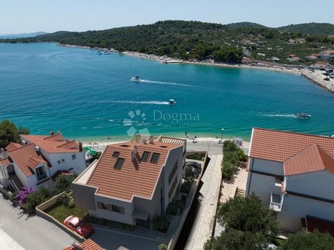 Exclusive Apartment for Sale on the Second Floor of a New Building – Jezera, Murter Island! Location: First row to the sea with a fantastic panoramic view Price: €770,600.00 Apartment Details: • Total usable area: 124.29 m² • Completion of works: Spr...