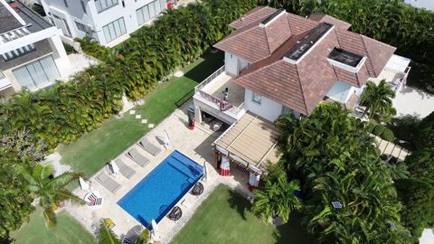 Wunderschöne Villa mit 5 Schlafzimmern in luxuriöser Gegend in Punta Cana, mit Zugang zu Privatstrand, Golf, Restaurant und sogar VIP-Zugang zum Flughafen Punta Cana, großes Grundstück. Alles, was Sie brauchen, um eine gute Zeit mit Ihren Lieben zu v...