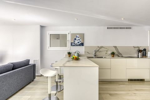 Este apartamento de 2 dormitorios, decorado con buen gusto y situado en Rosas (Roses), ofrece un amplio espacio de 97 m² en el que pueden dormir cómodamente hasta 4 personas. Situado en primera línea de playa y con vistas al mar, el apartamento está ...