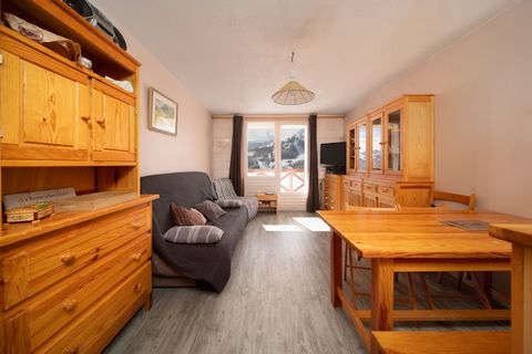 This cozy 28 m² studio is perfect for up to 4 guests, offering a light-filled and inviting space with scenic mountain and slope views. Located at the foot of the ski slope, it provides excellent access to winter sports while being situated in a peace...