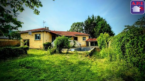 Discover this beautiful house suitable for a small family on the edge of Aigues-Vives in Ariege! Set in a 1400m² garden, you benefit from 3 bedrooms and a large living room of 69m². Facing south, this house offers maximum sunshine to take full advant...