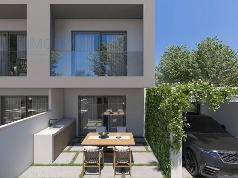 Excellente villa jumelée de 3 chambres sur trois étages, avec terrasse sur le toit, jardin, possibilité de construire une piscine. L'une des chambres est en suite. Vue sur la mer et le paysage naturel depuis le toit. situé dans un quartier calme et f...