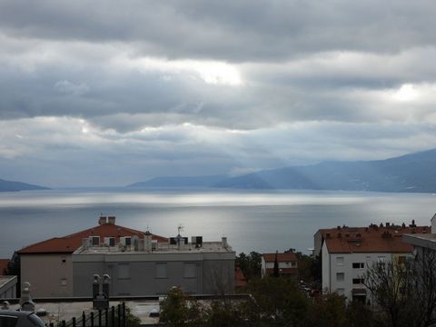 Location: Primorsko-goranska županija, Rijeka, Srdoči. SRDOČI - apartment 140m2 DB+3S with a panoramic view of the sea + garden 175m2 The apartment on the ground floor of 140m2 is located in a building with a total of 6 residential units. The apartme...