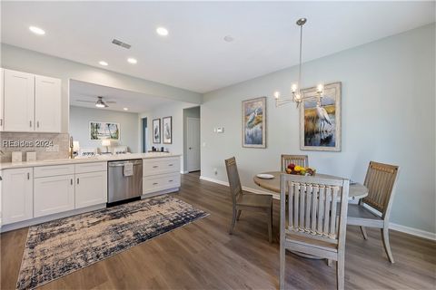 This beautifully remodeled Primrose Model in Sun City's sought-after Hidden Cypress neighborhood offers 2 beds, 2 baths, a den, and an open-concept living space filled with natural light. Enjoy a serene park-like backyard, a spacious primary suite wi...