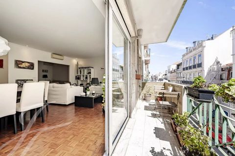 Spacious 4-Bedroom Apartment | 250m² | Bright Interiors | Elevator | Parking | Lapa-Estrela, Lisbon This elegant 250m² apartment in Lapa-Estrela offers an expansive layout with 4 bedrooms, including a private suite, and a versatile office with balcon...