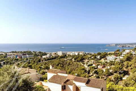 Completely renovated villa with sea views in Costa d'en Blanes near Puerto Portals. This villa originally built in 1990 has been completely renovated in 2019. It is located in the upper part of Costa d'en Blanes facing southwest, so it enjoys the sun...