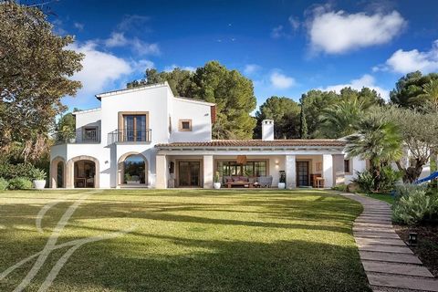 Deze spectaculaire villa in finca-stijl ligt in het hart van Santa Ponsa, op slechts 20 minuten van Palma, en combineert op perfecte wijze rustieke Mallorcaanse charme met modern comfort. Omgeven door een prachtige mediterrane tuin en met directe toe...