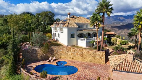 Immersa nelle serene colline di La Mairena (Marbella, Spagna), questa villa indipendente offre una vista panoramica mozzafiato sul mare e sulle montagne da ogni angolo. Tre lotti edificabili adiacenti, lo rendono un'eccezionale opportunità di investi...