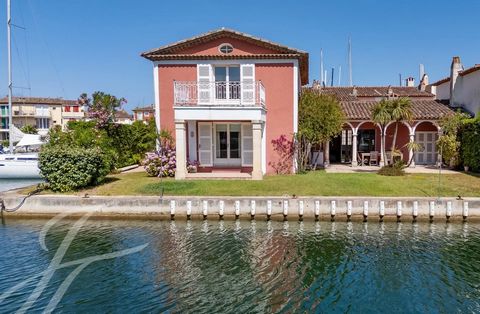 Wunderschöne Eckvilla von ca. 165 m² mit mehreren Liegeplätzen, darunter ein 20 m langer Liegeplatz, in idealer Lage im Herzen von Port Grimaud. Sie verfügt über ein geräumiges Wohnzimmer, ein Esszimmer, eine voll ausgestattete Küche, eine Mastersuit...