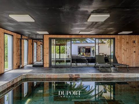 The House presents to you in a green setting, this villa of approximately 500 m² embodies the Californian style with a carefully orchestrated decor, blending taste and avant-garde. Upon entering, a glass wine cellar welcomes you, leading to the spaci...