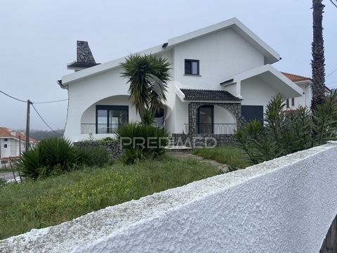 Charneca de Caparica is a Portuguese village in the Municipality of Almada, and it is here that we can find this floor of housing that functions as a single storey house given the total independence of the entrance. With 5 rooms spread over an area o...