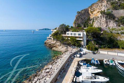 Located in Èze, this real waterfront property, will give you immediate access to the port but especially to the sea and you will benefit from a private wharf at the end of your garden. Come and discover this villa of around 300 square meters with a v...