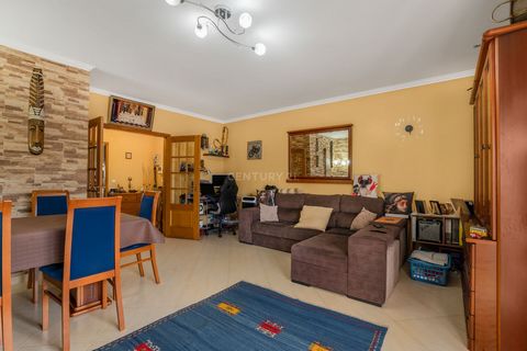 3 bedroom apartment with 108 m2, with balconies, storage room and parking space, located in the prestigious Alto do Índio urbanization in Sobreda da Caparica. This building was built in 2003, surrounded by green areas and 8 minutes from the beaches o...