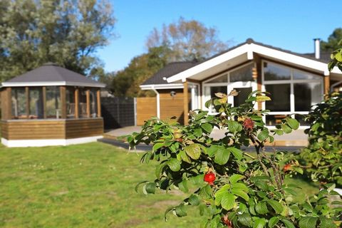 Dieses 2005 erbaute, hell und wohnlich eingerichtete Ferienhaus steht nur etwa 400 m vom nächsten kinderfreundlichen Badestrand bei Lyngså entfernt. Innen hat es einen geräumigen, offenen Küchen-/Wohnbereich mit Essecke und Holzofen, ideal für das Fa...