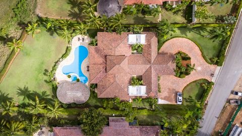 Eingebettet in die üppige, grüne Landschaft der prestigeträchtigen Casa de Campo in der Dominikanischen Republik, bietet diese luxuriöse Villa mit 7 Schlafzimmern einen unvergleichlichen Rückzugsort für diejenigen, die ein Höchstmaß an Privatsphäre, ...