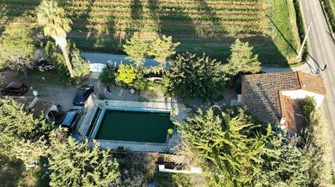 Located in the Thau basin in the municipality of MEZE; We are pleased to present you exclusively this little nugget, in this traditionally built farmhouse with a swimming pool and a habitable outbuilding on a plot of 1603m2. The main house with a sur...