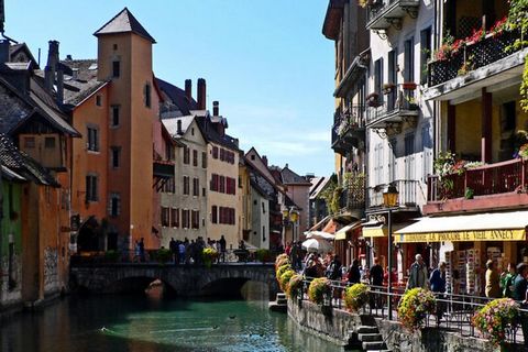 Geniet van een rustig toevluchtsoord in dit elegante tweekamerappartement in Annecy-Le-Vieux, gelegen op de zesde verdieping van een prestigieuze residentie met lift. De woning heeft een oppervlakte van 60 m² en beschikt over een rustige slaapkamer m...