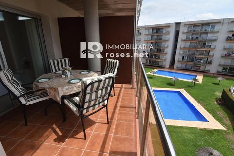 Your chance to live in Roses awaits! This modern and recently renovated apartment in Roses is located just 1,000 meters from the beach of Santa Margarita, you will enjoy a quiet environment and a privileged location. This apartment with 55 m² perfect...