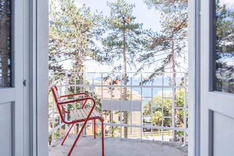 OPATIJA, CENTRUM - Luxe appartement in een elegante villa in Opatija Een driekamerappartement met woonkamer in een elegante villa in Opatija met een totale oppervlakte van 122,70 m² staat te koop. Het appartement is drie jaar geleden nieuw ingericht ...