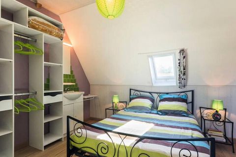 Rez-de-chaussée : - séjour-salon-cuisine avec TV, lecteur DVD, Hifi, poêle à granulés, - arrière-cuisine avec lave-linge, réfrigérateur complémentaire, congélateur, - 1 chambre 2 personnes 1 lit 140x190cm, - 1 chambre 2 lits 90x190cm superposés, - pe...