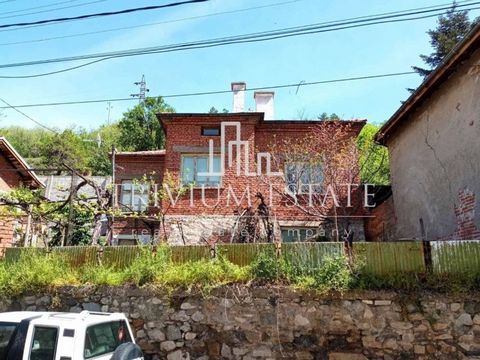 La agencia TRIVIUM ESTATE presenta: - Acogedora casa con potencial - Dos plantas de 88 m² - Amplio patio - Precio atractivo - 69 950 La superficie total de la parcela es de 180 m². La propiedad está situada en el centro del pueblo de Brestovitsa, a 1...