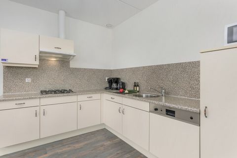 Dit gerestylede, geschakelde vakantiehuis ligt op Marinapark Volendam. Op de begane grond vindt u er een woonkamer met smart-TV en een open keuken met onder andere een afwasmachine en magnetron. Er is tevens een apart toilet. Boven zijn er drie slaap...