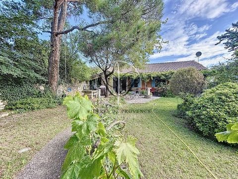 Les Taillades adjoining, at the foot of the Luberon and in a quiet area, very pretty old farmhouse which underwent a complete renovation in 2020. It offers a large living room of 75 m2 with a new fully equipped kitchen and an artist's studio-style ve...