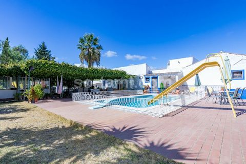 In einem der charmantesten Dörfer der Algarve haben Sie diese ausgezeichnete Villa mit einem traditionellen Pool. Im Dorf São Brás de Alportel gelegen, bestehend aus drei Schlafzimmern im Erdgeschoss, von denen zwei über ein Wohnzimmer verfügen, das ...