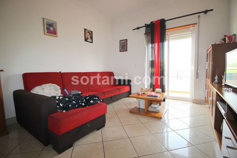 Appartement de trois chambres dans le centre de Guia, Albufeira. La propriété se compose d´un salon avec accès à un grand balcon, cuisine équipée, trois chambres dont une en suite et une autre salle de bain. L´appartement est équipé de double vitrage...