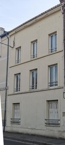 Dans le quartier de la Mairie, proche de toutes les commodités et des axes autoroutier A1 et A3, ensemble immobilier de 267 m² carrez, se composant d’un immeuble R+4 et de 2 maisons juxtaposées. L’immeuble comporte 3 appartements se décomposant comme...