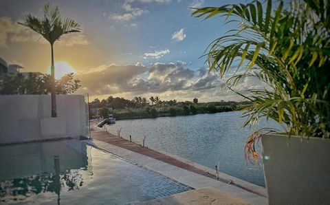 Ocean 21 is een luxe villa-ontwikkeling gelegen in het prestigieuze Marina-gebied van Cap Cana, Dominicaanse Republiek. Dit exclusieve woonproject bestaat uit 21 moderne villa's, elk ontworpen om binnen- en buitenruimtes harmonieus te combineren en d...