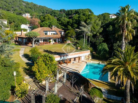 Stunning luxury villa in Premià de Dalt, Barcelona Discover this exclusive villa located in one of the quietest and most sought-after areas of Premià de Dalt, just a few steps from the charming town centre . Built in 1980, this property combines clas...