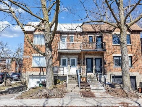 Große Maisonette mit hervorragendem Umsatz! Gegenüber dem schönen MacDonald Park und nur einen kurzen Spaziergang von der U-Bahn-Station Snowdon, dem Monkland Village und dem Jewish General Hospital entfernt. In dieser Gegend befinden sich einige der...