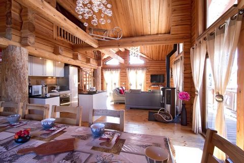 Chalet Leslie Alpen ist eine gemütliche Gruppenunterkunft im Herzen von Oisans. Knapp 100 Meter vom Chalet entfernt finden Sie die Haltestelle des Pendelbusses, aber auch die Piste 