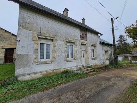 Located in Coucy la Ville, this house benefits from a quiet environment while being close to local amenities: shops, schools and public transport are easily accessible. House to be totally renovated with an area of 91 m² by entering an old kitchen, a...