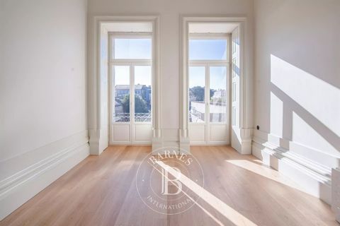 This is a development in the heart of Porto's historic district. The historic building is being completely refurbished with 2 stores and 11 apartments ranging from 45 m² to 75 m², with studio apartments, studio apartments with mezzanine and 1-bedroom...