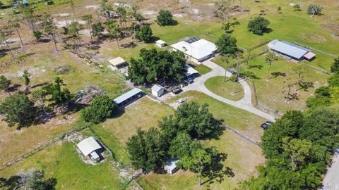 Vendedor Motivado - 20+ Acres, não em uma zona de inundação, totalmente cercado com cercas cruzadas para sua escolha de gado. Um total de 6 pastagens e 2 edifícios de alumínio que fornecem áreas sombreadas para o gado, seus equipamentos ou brinquedos...