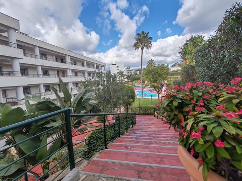 This apartment, located in the prestigious gated community in Guadalmina Alta, San Pedro de Alcantara, Malaga, offers a unique lifestyle in an exclusive setting. Surrounded by tranquility and nature, it is ideal for families or golf enthusiasts seeki...