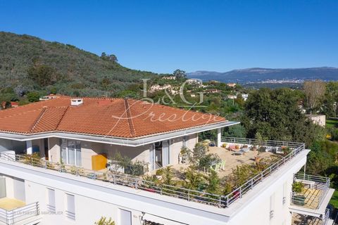 Situado en el corazón de una residencia segura y contemporánea construida en 2021, este apartamento de cuatro habitaciones en el último piso impresiona por su diseño elegante y acabados de alta calidad. Cuenta con una sala de estar espaciosa y lumino...