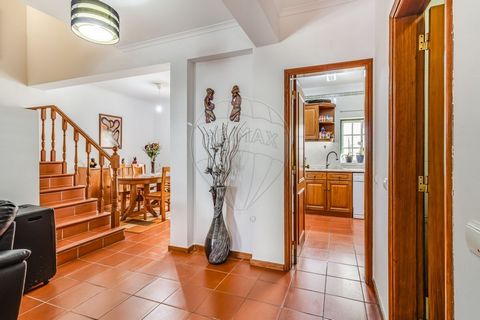 PROPIEDAD PROMOCIONADA EN EL SISTEMA DE PROPUESTA MÚLTIPLE Fantástica Casa con 4 habitaciones en Algueirão en venta. Esta Casa con excelentes áreas, tiene dos frentes lo que le da excelente exposición al sol y está organizado en 3 plantas con posibil...