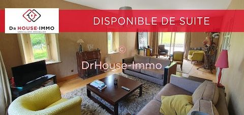 Belle demeure des années 30 de 178 m² habitables avec pierres apparentes avec son grand terrain constructible de plus de 2000 m² clôturé et arboré à proximité immédiate du centre ville et ses commodités le tout avec une vue imprenable sur le blavet d...