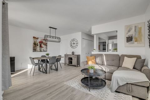 Free visit on Sunday from 2 p.m. to 4 p.m. Magnificent renovated townhouse-style condo, located in the sought-after district of Lebourgneuf, less than 3 km from the Galeries de la Capitale and only 600 meters from Prévert Park. Spread over two floors...