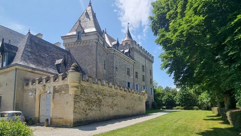 Demeure historique dans l'aile d'un château, cour privée et anciennes écuries. Espaces communs bien entretenus incluent un parc, une piscine et des courts de tennis. Cette propriété soigneusement rénovée offre le luxe de la vie de château sans les co...