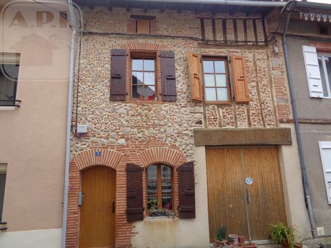 DORFHAUS MIT GARAGE Exklusiv im Herzen des Dorfes Montaut, charmantes Reihenhaus von ca. 63 m² auf drei Ebenen. Es besteht im Erdgeschoss aus einer Küche und einem Esszimmer, im 1. Stock aus dem Wohn- und Badezimmerbereich und im zweiten Stock aus ei...