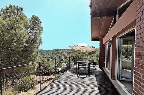 ProprietÃ con un'estensione di 327 mÂ² su un terreno di 1.770 mÂ². La residenza si distingue per le sue ampie finestre che consentono un grande ingresso di luce naturale.A sua disposizione si distingue per i seguenti elementi:Salotti: La casa dispone...