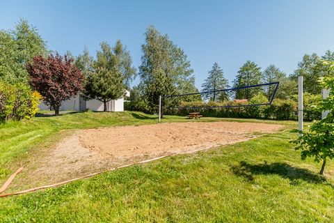 Familie vakantieoord op 200 m van het strand. Naast comfortabele bakstenen huizen beschikt het omheinde terrein ook over een volledige infrastructuur die perfecte ontspanning mogelijk maakt. De vakantiehuizen met één verdieping bestaan uit een woonka...